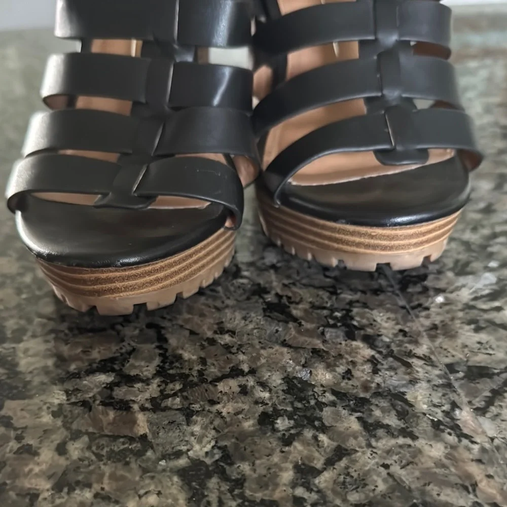 Report Black and Tan Platform Heels with Strappy Design EUC 8.5